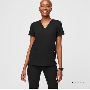 FIGS casma 3 pocket scrub top Black